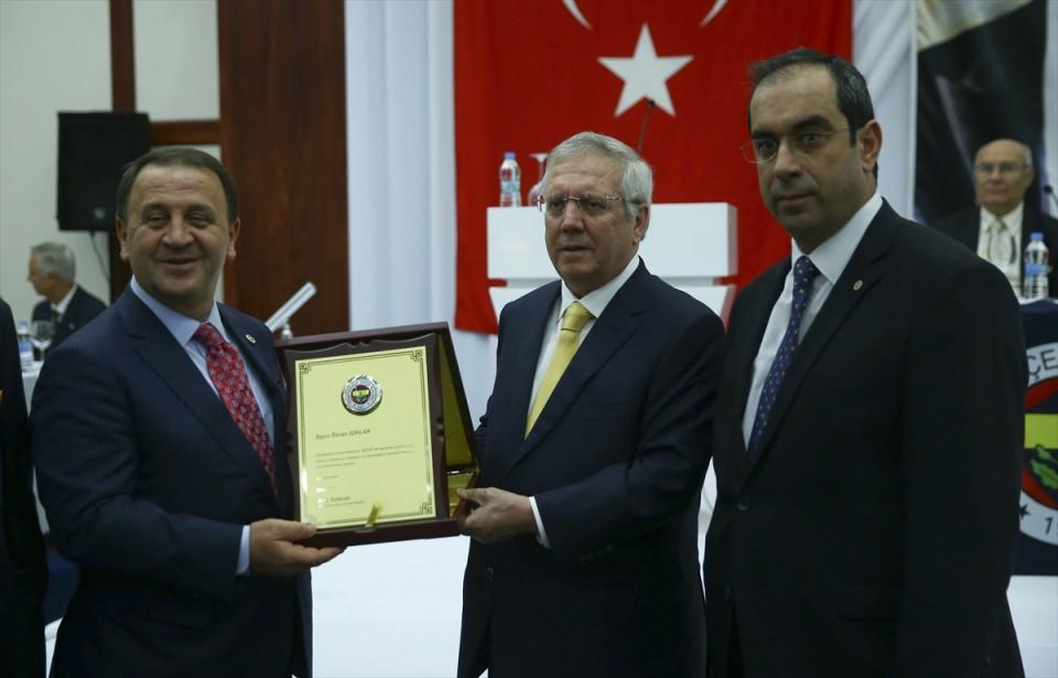 <p><strong>Serkan Acar'ın ismi, Topuk Yaylası'na verildi</strong></p>
<p>Divan toplantısında, Fenerbahçe'ye katkıları geçen Halit Deringör, Perihan Özbilgin ve merhum Serkan Acar adına şükran plaketleri takdim edilirken, isimleri kulüp tesislerine verildi.</p>