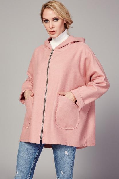 <p>Kaşe kabanlarda bu sezon oversize ve salaş tarzlarıyla karşımıza çıkıyor.</p>