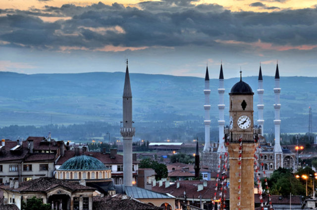 <p>Çorum<br />
<br />
Toplam satılan konut: 3.900<br />
Önceki yıl aynı dönem: 4.150</p>