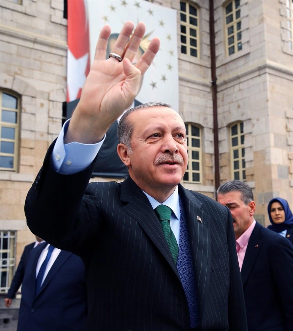 <p>Cumhurbaşkanı Recep Tayyip Erdoğan, çeşitli temaslarda bulunmak üzere Konya'ya geldi. Cumhurbaşkanı Erdoğan, Valilik girişinde vatandaşları selamladı.</p>
<p> </p>