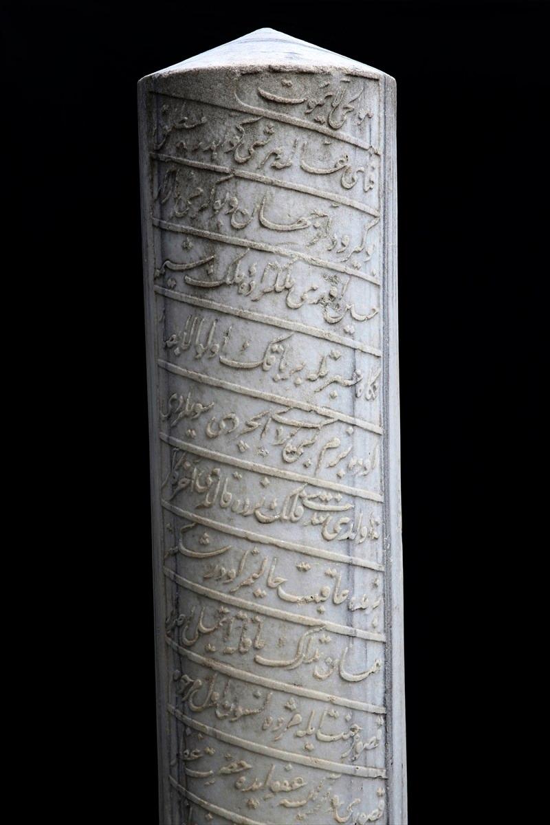 <p>Eserlerin alt bölümündeki tabelada, kitabelerin kime ait olduğu, hicri ve miladi takvime göre ölüm tarihleri, manzumeyi yazan şairlerin ve kitabeyi mermere işleyen hakkakların adları ile üzerindeki metnin Türkçe tercümesi yer alıyor.</p>
