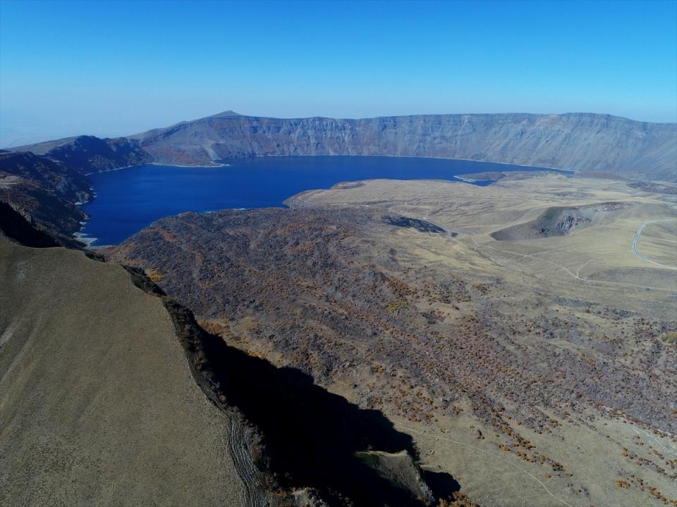 <p>Bitlis'in Tatvan ilçesinde dünyanın ikinci, Türkiye'nin en büyük krater gölü olma özelliğini taşıyan Nemrut Krater Gölü, el değmemiş doğal güzellikleriyle keşfedilmeyi bekliyor.</p>

