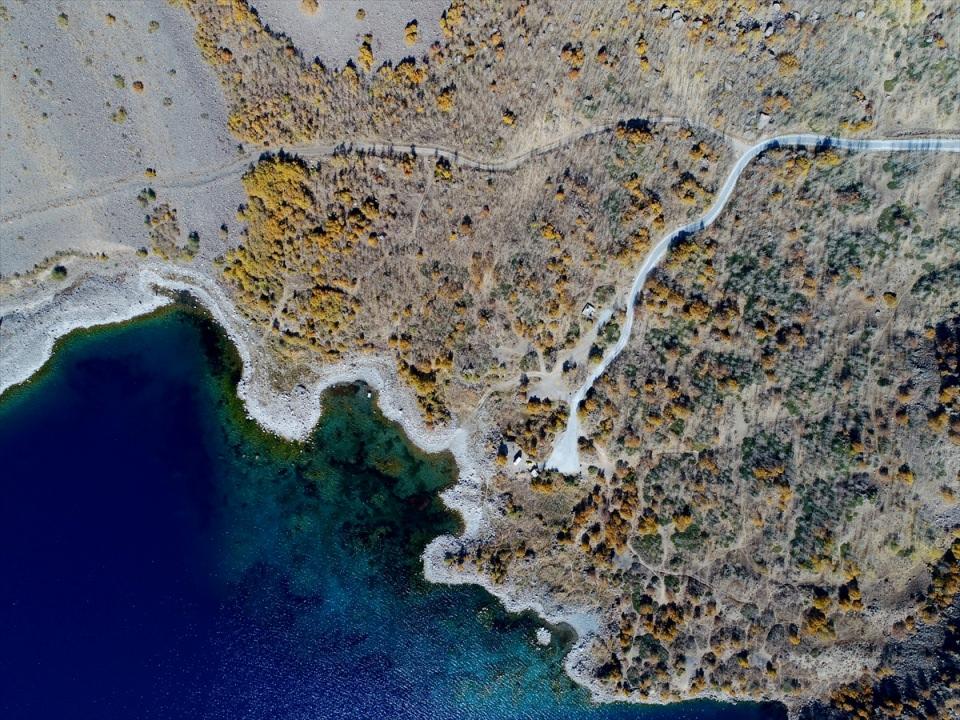 <p>El değmemiş doğal güzelliğe sahip. Burası güneşin en güzel izlenebileceği noktalardan biri. Nemrut Krater Gölümüz turizm açısından çok önemli. </p>
