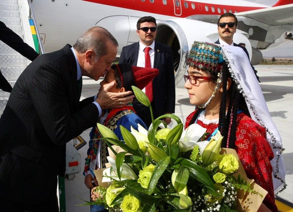 <p>Cumhurbaşkanı Erdoğan'ı havalimanında yöresel kıyafetli çocuklar çiçeklerle karşıladı.</p>
