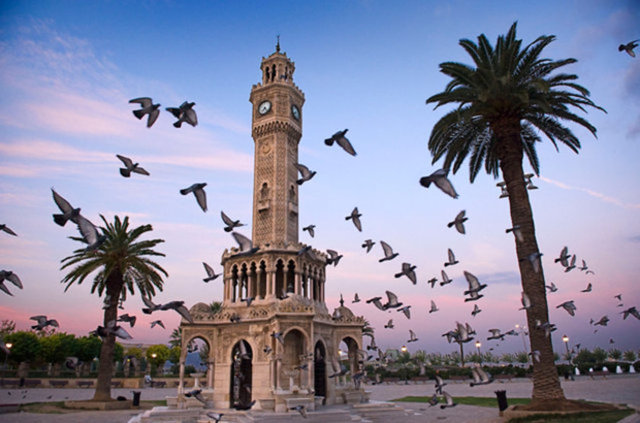 <p>İzmir<br />
<br />
Toplam satılan konut: 37.358<br />
Önceki yıl aynı dönem: 35.818</p>