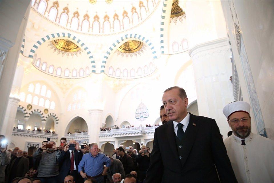 <p> Cumhurbaşkanı Erdoğan'a Diyanet İşleri Başkanı Ali Erbaş da eşlik etti.</p>