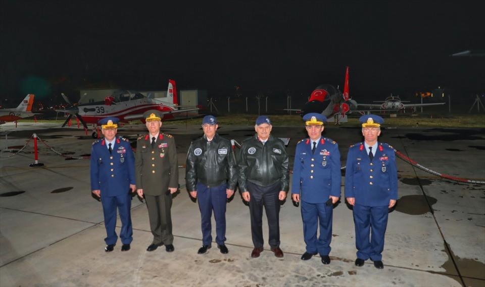 <p><strong>KADIOĞLU 15 TEMMUZ'DAN SONRA DÖNMÜŞTÜ</strong><br />
​<br />
Üs Komutanı Tuğgeneral Kadıoğlu, 15 Temmuz FETÖ darbe girişiminin ardından Hava Kuvvetleri'nde ortaya çıkan pilot ihtiyacına binaen özel havayolu pilotluğundan TSK'ya geri dönmüş ve rütbe takmıştı.</p>
