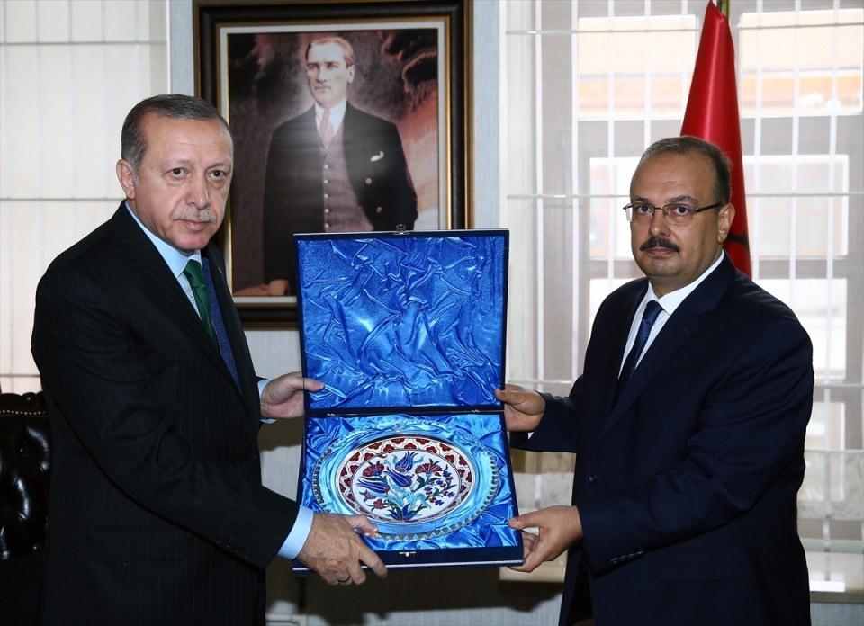 <p>Erdoğan'a, ziyarette Vali Yakup Canbolat tarafından hediye takdim edildi.</p>