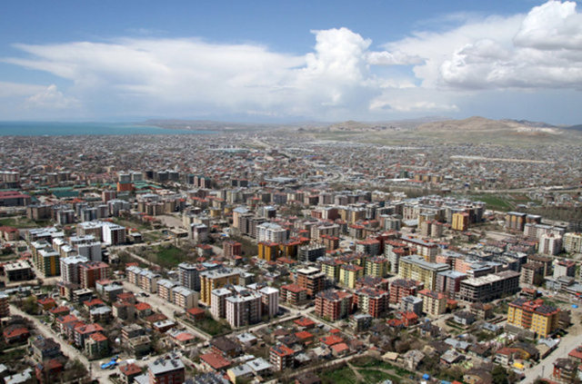 <p>Van<br />
<br />
Toplam satılan konut: 3.711<br />
Önceki yıl aynı dönem: 12.293</p>