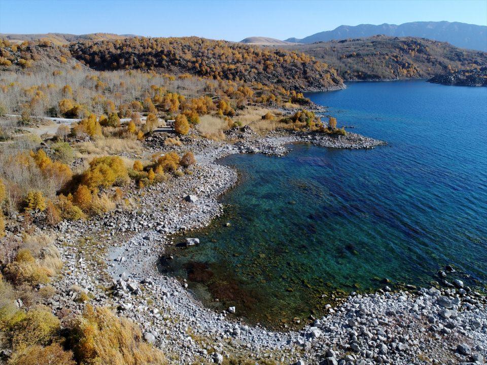 <p>İl Kültür ve Turizm Müdürü Ramazan Gencan, AA muhabirine yaptığı açıklamada, çok uzun yıllar önce Nemrut Dağı'nın patlaması sonucu Nemrut Krater Gölü'nün oluştuğunu söyledi.</p>

<p> </p>
