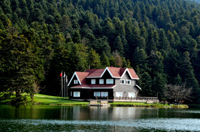 <p>Bolu<br />
<br />
Toplam satılan konut: 3.718<br />
Önceki yıl aynı dönem: 2.884</p>
