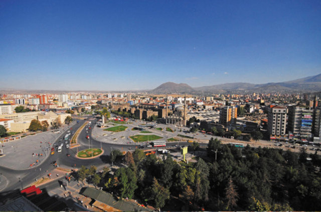 <p>Kayseri<br />
<br />
Toplam satılan konut: 15.439<br />
Önceki yıl aynı dönem: 15.788</p>