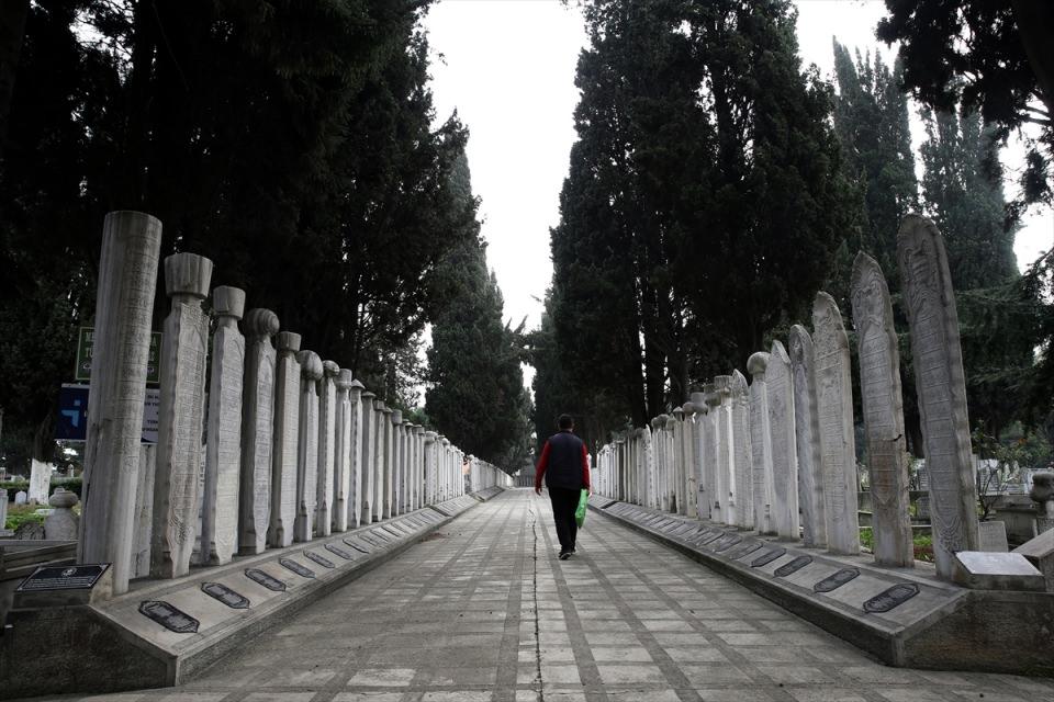 <p>Merhum vekilharç Süleyman Ağa'nın kızı Havva Hatun'a ait kitabede de "Bak gör, bu gül yanaklıyı felek ne etti. Yazık ki sonunda yere saldı. Henüz muradına da ermedi. Göz yumup meva cennetine gitti. Annesini hasret ateşine yakıp, muratsız hamile öbür dünyaya gitti. </p>

<p> </p>
