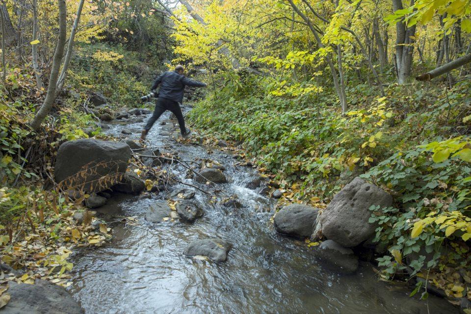 <p>Vadiyi ikiye bölen akarsu üzerine kurulu tarihi taş köprüde nefeslenen Saatçi, içinde yaşadığı mahalleden bir an olsun ayrılmak istemediğini söyledi.</p>

<p> </p>
