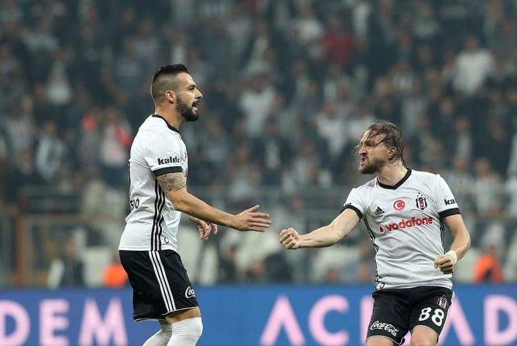 <p>Türkiye Futbol Federasyonu Profesyonel Futbol Disiplin Kurulu Beşiktaşlı Caner Erkin'e 6 maç ceza verdi, sosyal medya sallandı.</p>
