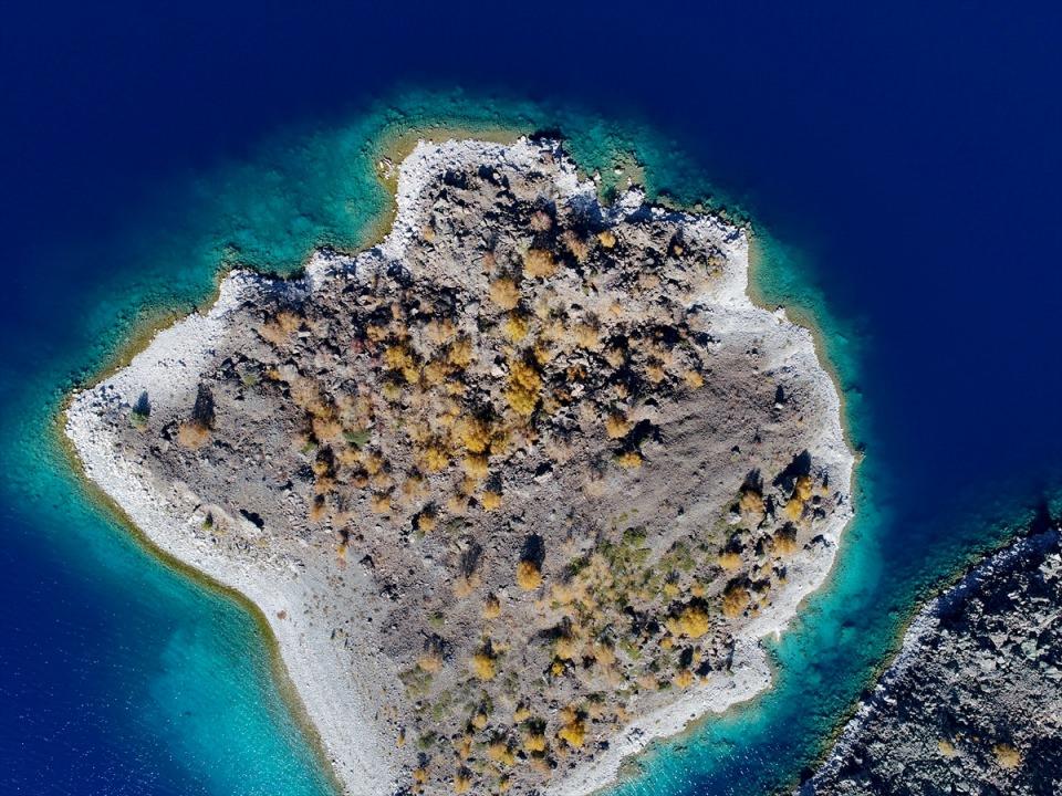<p>Van Gölü, Nemrut Krater Gölü ve Nemrut Kayak Merkezi'nin, eşsiz güzelliklerini görmeleri için ziyaretçileri bölgeye davet eden Gencan, "Nemrut'u tek olarak düşünmemek lazım. </p>
