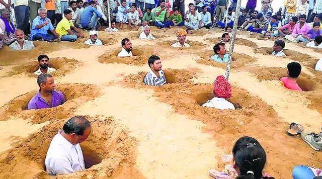 <p>Hindistan'ın Jaipur kentine bağlı bin 500 nüfuslu Nindar Köyü sakinleri, devletin yeni konut projesi için yaklaşık 540 hektarlık arazilerine el koymasının ardından ilginç bir protesto başlattı.</p>
<p> </p>