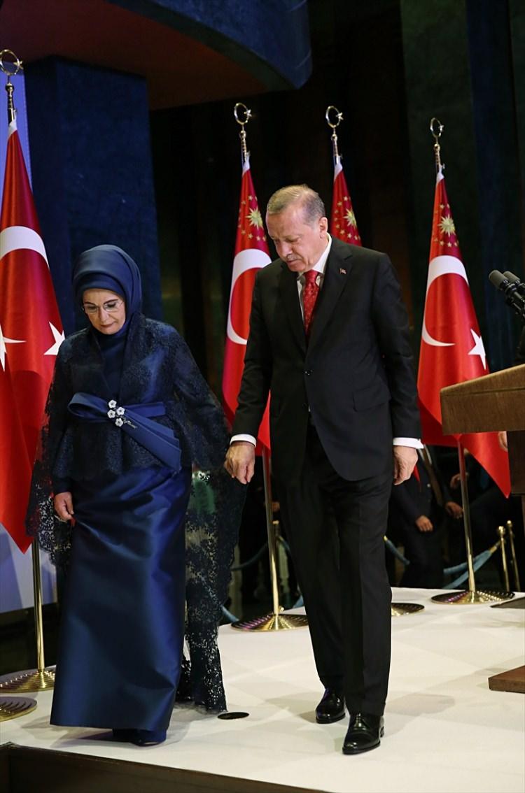 <p>29 Ekim Cumhuriyet Bayramı Resepsiyonu, Cumhurbaşkanı Recep Tayyip Erdoğan ve eşi Emine Erdoğan'ın ev sahipliğinde Cumhurbaşkanlığı Külliyesi'nde gerçekleştirildi.</p>
