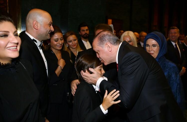 <p>Resepsiyona, sanatçı Sibel Can ve küçük oyuncu Emir Berke Zincidi de katıldı.</p>