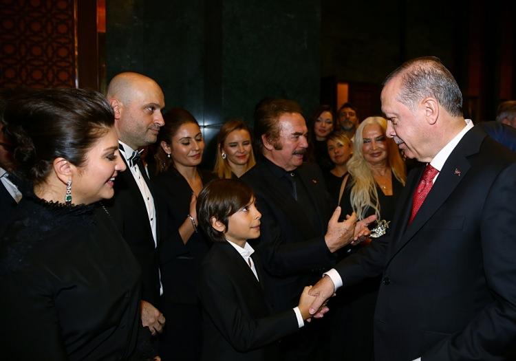 <p>Resepsiyona, sanatçı Sibel Can ve küçük oyuncu Emir Berke Zincidi de katıldı.</p>
