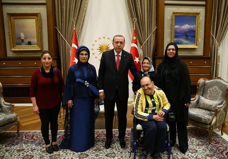 <p>Resepsiyona, Anne babasını kaybeden yeğenine 40 yıldır bakan Pakize Memiş ile yeğeni Murat Memiş de katıldı.</p>