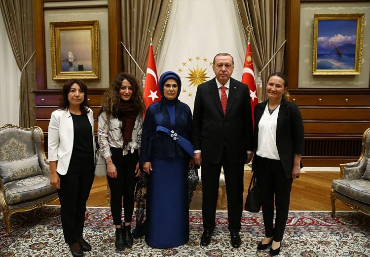 <p>Resepsiyona, Aydın'da üretilen dünyaca ünlü inciri özel bir yöntemle kurutup "incir cipsi" üreten girişimci Semra Ünal da katıldı.</p>