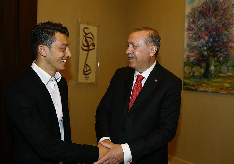 <p>Cumhurbaşkanı Erdoğan, resepsiyona katılan futbolcu Mesut Özil ile sohbet etti.</p>
