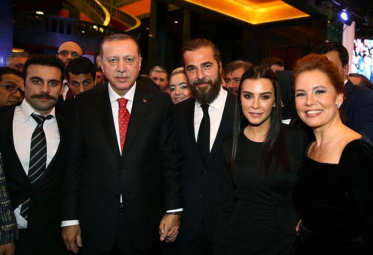 <p>Cumhurbaşkanı Erdoğan, resepsiyona katılan "Diriliş Ertuğrul" dizisi oyuncuları ile fotoğraf çektirdi.</p>

