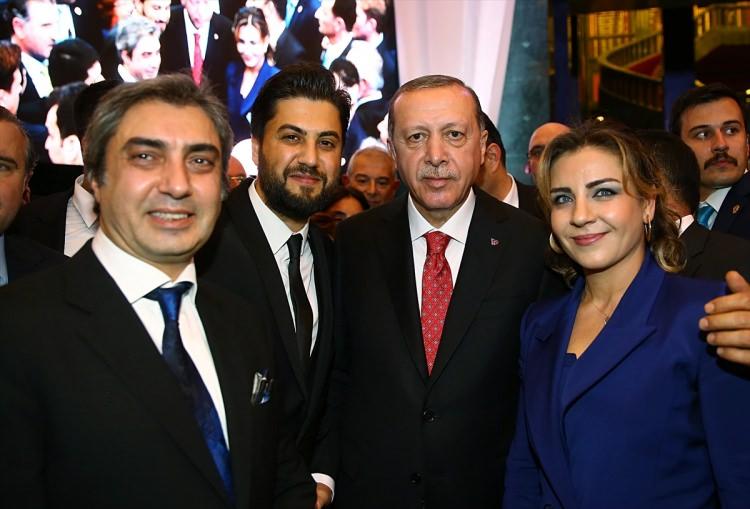 <p>Cumhurbaşkanı Erdoğan, resepsiyona katılan sanatçı Serkan Çağrı ve sinema oyuncusu Necati Şaşmaz ile fotoğraf çektirdi.</p>
