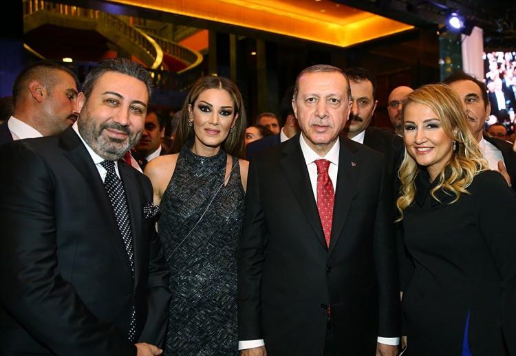 <p>Cumhurbaşkanı Erdoğan, resepsiyona katılan şarkıcı Petek Dinçöz ve eşi Serkan Kodaloğlu ile fotoğraf çektirdi.</p>
