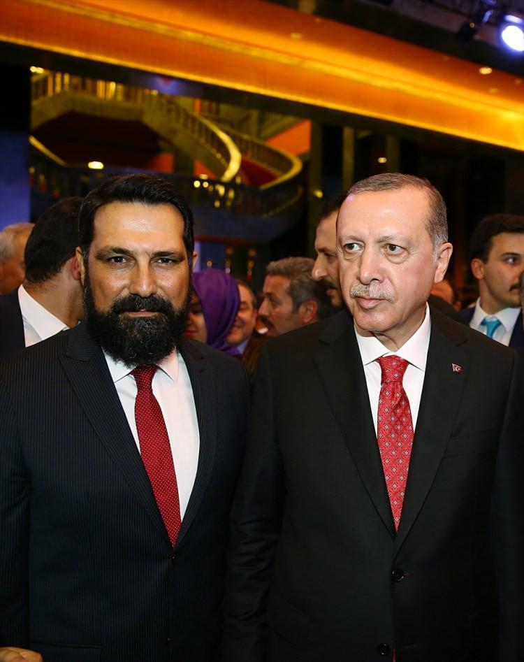 <p>Cumhurbaşkanı Erdoğan, resepsiyona katılan oyuncu Bülent İnal ile fotoğraf çektirdi.</p>
