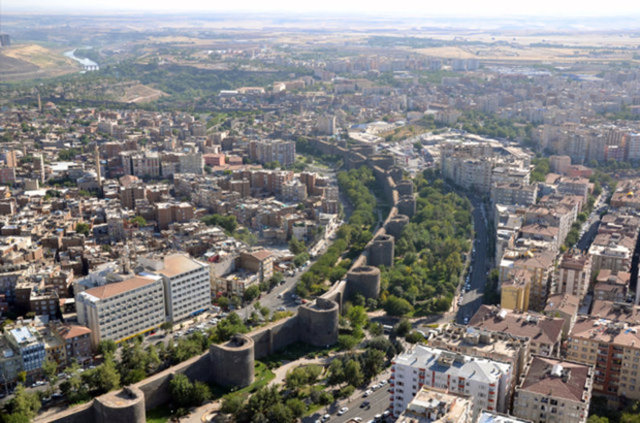<p>Diyarbakır<br />
<br />
Toplam satılan konut: 9.617<br />
Önceki yıl aynı dönem: 7.946</p>
