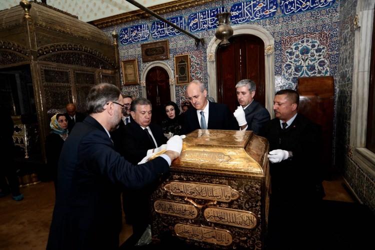<p>Kültür ve Turizm Bakanı Numan Kurtulmuş, resmi temaslarda bulunmak üzere Türkiye’ye gelen Özbekistan Cumhurbaşkanı Şavkat Mirziyoyev’i Topkapı Sarayı’nda ağırladı.</p>
