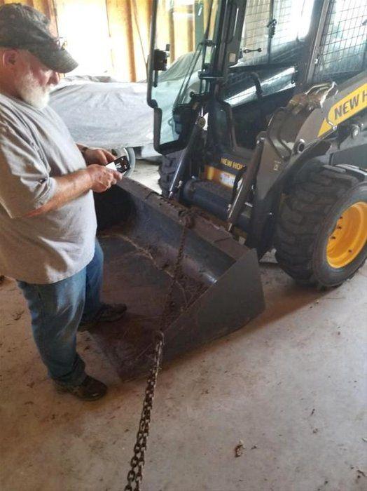 <p>Rampadan kurtulan kasa, forklift yardımıyla aydınlık ve geniş bir alana taşındı.</p>
<p> </p>