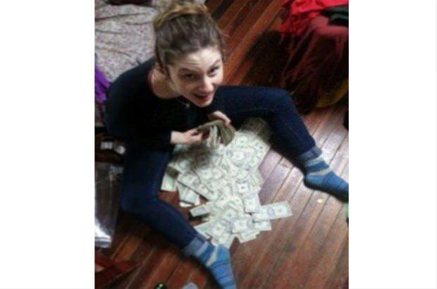 <p>Üç üniversite öğrenisi buldukları bu paranın ilginç hikayesini de öğrendi. </p>

<p> </p>
