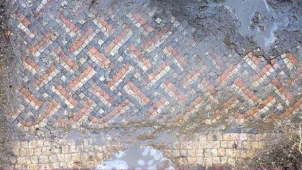 <div>Sekiz gün boyunca bahçede kazı yapan yetkililer, bir villa buldu. Roma dönemine ait olduğu tahmin edilen bulgularda para ve broşlara da rastlandı.</div>
<div> </div>