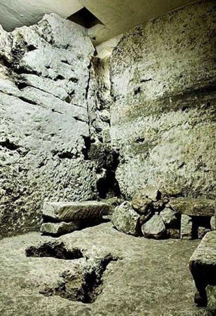 <div>Odanan adeta bir tarih fışkırdı. Antik mezardan çok sayıda çanak ve çömlek, takılar ve gravürler ortaya çıktı.</div>
<div> </div>