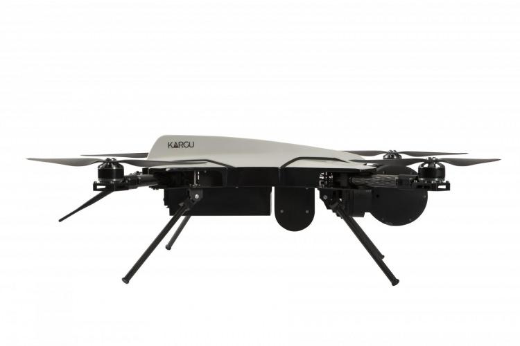 <p>"Kamikaze drone" ailesini genişletmeye hazırlanan Savunma Teknolojileri ve Mühendislik AŞ, daha büyük ve etkili bir sabit kanatlı kamikaze  drone için kolları sıvadı. "Kamikaze drone"ların zırhlı araç ve bina gibi  hedeflere etki edebilecek niteliğe kavuşturulmasına yönelik de çalışmalar  yapılıyor.</p>
