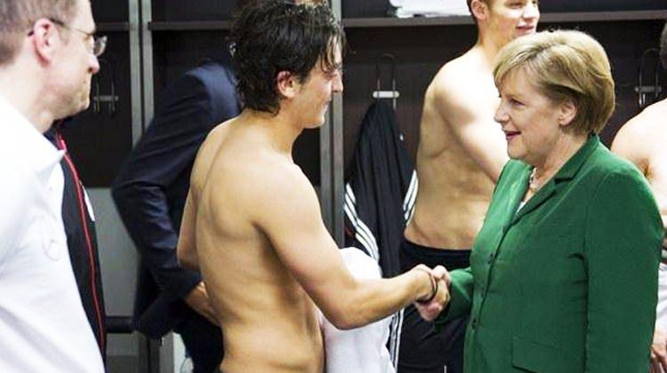 <p>Karşınızdaki kadın, ülkenin en güçlü insanıydı! Merkel'in karşısında yarı çıplak oturamazsınız. Sadece bir havlu bulabilmiştim. O ise sadece bana gülümsedi ve tebrik etti. Gözümün içine baktı ve harika oynadın dedi.</p>