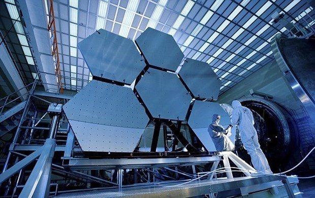 <p><strong>NASA'NIN 'ZAMAN MAKİNESİ' İÇİN GERİ SAYIM</strong></p>

<p>Amerikan Havacılık ve Uzay Dairesi'nin (NASA) Hubble Uzay Teleskobu'nun yerini almak üzere geliştirdiği James Webb Uzay Teleskobu için önemli bir adım daha atıldı.</p>

<p> </p>
