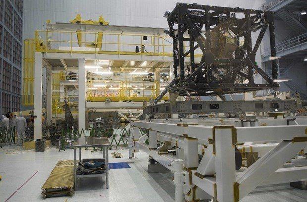 <p>James Webb Teleskobu 2018'de Huble'ın yerini alacak. Huble'a kıyasla uzayı daha detaylı bir biçimde inceleyebilecek olan James Webb'in dünya dışı yaşamın keşfinde de etkili olması bekleniyor.</p>

<p> </p>
