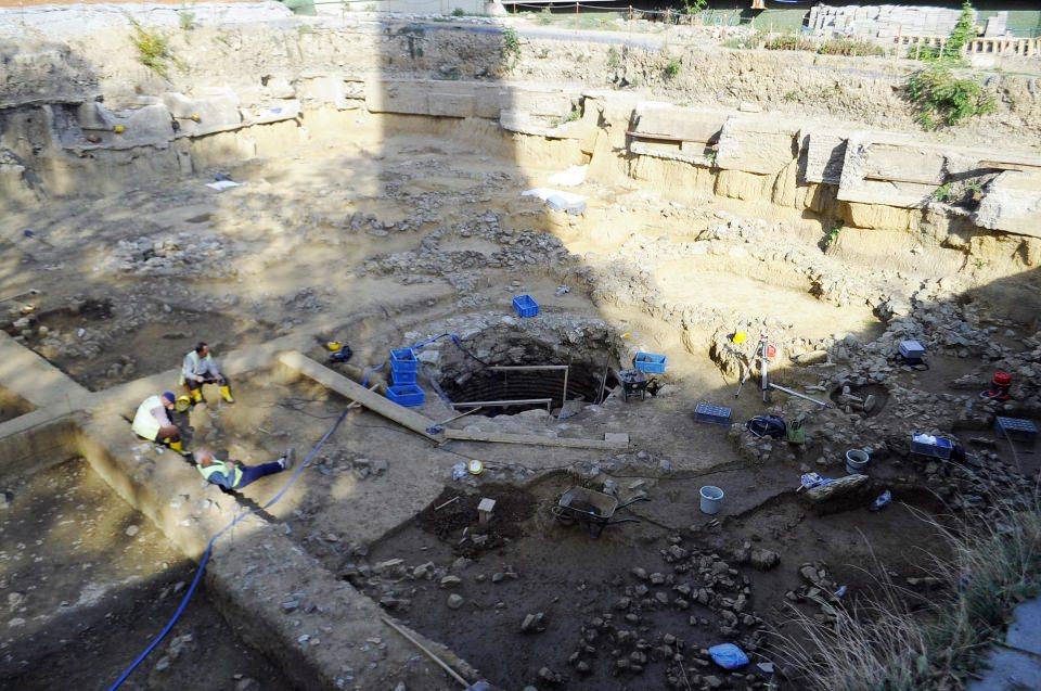 <p>İstanbul Beşiktaş’ta yapılan metro kazısıyla eski Türk ve Altay kültürüne ait olduğu belirlenen 3 bin 500 yıllık kurgan tipi 35 mezar bulundu.</p>

<p> </p>
