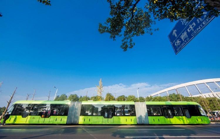 <p>Raya ihtiyaç duymayan tren 10 dakika şarj edilirse 25 kilometre daha yol alabiliyor.</p>
