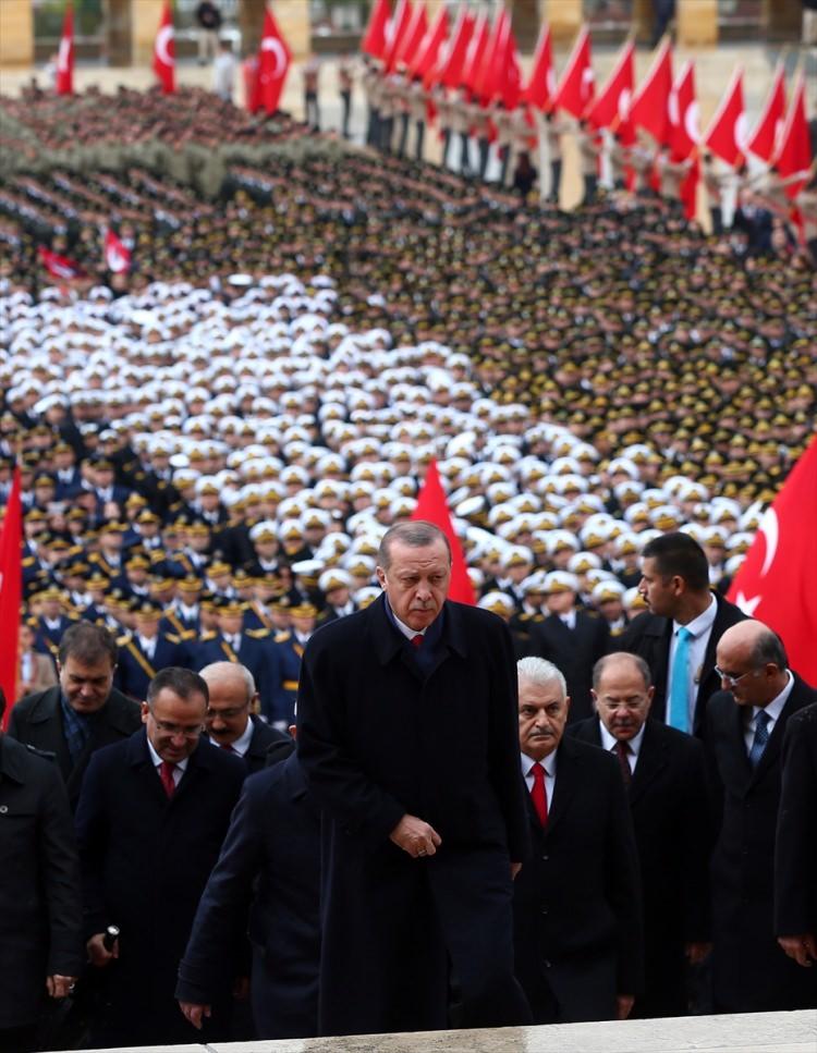 <p>29 Ekim Cumhuriyet Bayramı dolayısıyla Ankara’da düzenlenen törenler, Cumhurbaşkanı Recep Tayyip Erdoğan başkanlığındaki devlet erkanının Anıtkabir’i ziyaretiyle başladı.</p>

<p> </p>
