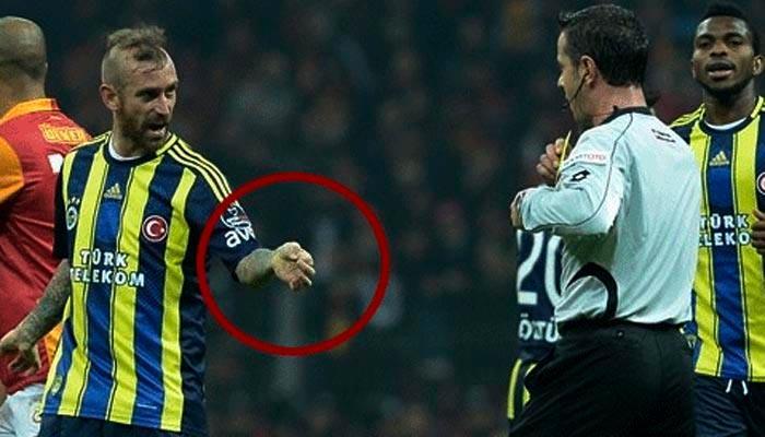 <p>RAUL MEIRELES (11 MAÇ) | 2012 - 13 sezonunda TT Arena'da oynanan Galatasaray - Fenerbahçe derbisinin 82. dakikasında gördüğü ikinci sarı kartın ardından oyundan atılan Meireles, hakem Halis Özkahya'ya yönelik centilmenlik dışı hareketlerde bulunduğu ve tükürdüğü iddiasıyla 11 maç ceza almıştı. Daha sonra televizyon görüntülerini izleyen Tahkim Kurulu, Portekizli oyuncunun tükürmediğine kanaat getirdi ve cezayı 4 maça indirdi.</p>
