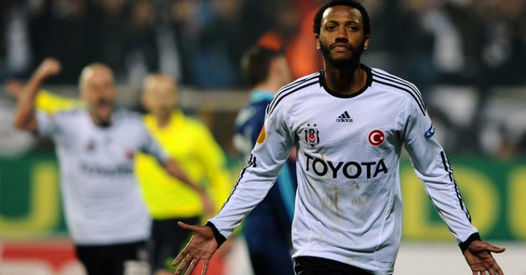 <p>MANUEL FERNANDES (3 MAÇ) | Bir dönem Beşiktaş forması giyen Portekizli oyuncu, 2011-12 sezonunda Mersin İdmanyurdu ile oynanan maçın ardından soyunma odasının kapılarını tekmelediği için 3 maç ceza almıştı. Fernandes'e verilen bu ceza, siyah-beyazlı yönetim ve taraftarın büyük tepkisini çekmişti.</p>
