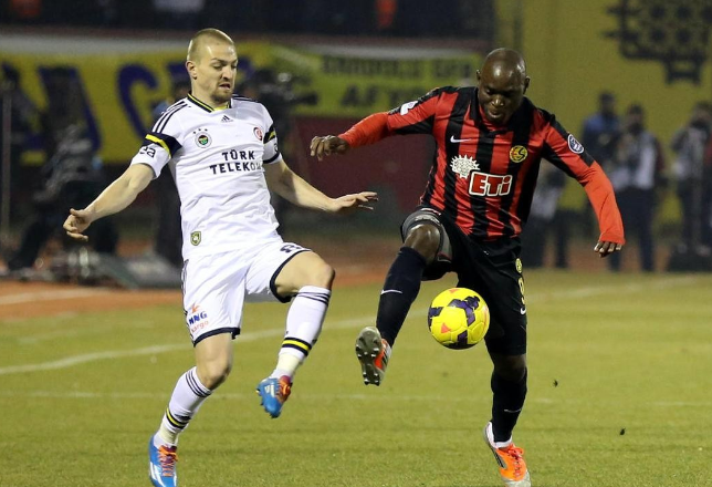 <p>CANER ERKİN (2 MAÇ) | Fırat Aydınus, 2012-13 sezonunda oynanan Eskişehirspor - Fenerbahçe maçının 27. dakikasında Caner'e kırmızı kart gösterdiğinde ufak çaplı bir kriz yaşanmıştı. Olayın perde arkası, maçın ardından ortaya çıktı. Pozisyonun kahramanlarından Veysel Sarı, Aydınus'un Caner'i atmasına sebep olan cümleyi kendisinin sarf ettiğini ancak hakemin Caner'i oyundan attığını itiraf etti.</p>
