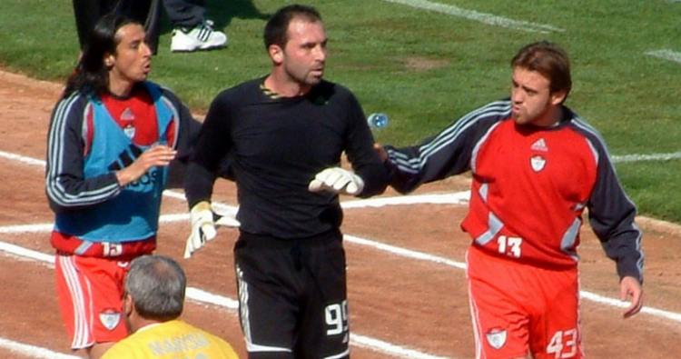 <p>BÜLENT ATAMAN (20 MAÇ) | 2006-07 sezonunda oynanan Manisaspor - Sakaryaspor maçının 37. dakikasında Manisaspor'dan Selçuk ve Sakaryaspor'dan Capurro arasındaki mücadelenin ardından saha bir anda karıştı. Kalesinden çıkıp olay yerine gelen Bülent'e sarı kart gösteren hakem Cüneyt Çakır, yardımcısıyla konuştuktan sonra cebinden kırmızı çıkardı. Bu karta da sinirlenen Bülent, Çakır'ın üzerine yürüyüp FIFA kokartını söktü ve bu hareketleri nedeniyle 20 maç ceza aldı.</p>
