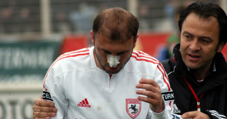 <p>SERKAN AYKUT (10 MAÇ) | 2005-06 sezonunda Samsunspor ligde kalmak için mücadele ederken ligin eski gol krallarından Serkan Aykut, Kayserispor maçından sonra hakem Kuddusi Müftüoğlu'nun kararlarına sinirlenip yumruk attı. Serkan Aykut, 10 maçlık ceza aldı.</p>
