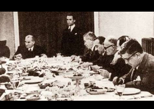 <p><strong>Şahan Gökbakar</strong></p>

<p>Akşam yemeğinde masadakilere bakar ve <strong>"Efendiler, yarın CUMHURİYETİ ilan edeceğiz" der... 28.10.1923</strong></p>
